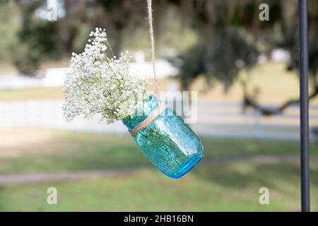 Les bébés respirations dans le pot bleu de maçon hangin décor sur l'île de mariage Banque D'Images