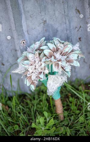 Bridal Party Bouquets lined up on the grass leaning on fence Banque D'Images