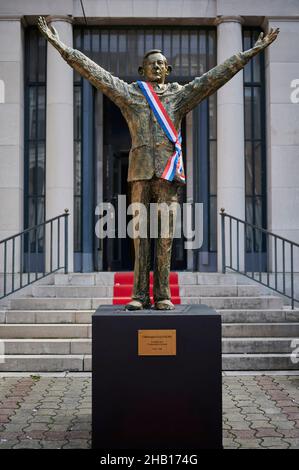 Lens (nord de la France) : statue de Christophe Salengro, président du pays imaginaire Groland, sur la place devant l'ancienne banque « Banque d Banque D'Images