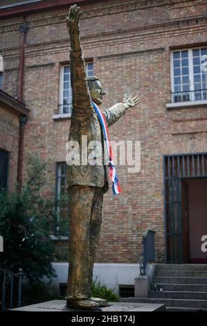 Lens (nord de la France) : statue de Christophe Salengro, président du pays imaginaire Groland, sur la place devant l'ancienne banque « Banque d Banque D'Images