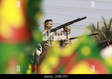 Savar, Bangladesh.16th décembre 2021.Les gens se réunissent pour rendre hommage au mémorial national du martyr de la guerre d'indépendance de 1971 pour célébrer le jour de la victoire de 50th, qui marque la fin d'une guerre amère d'indépendance de neuf mois contre le Pakistan, à Savar le 16 décembre 2021.Le Bangladesh célèbre le 50th anniversaire de sa victoire nationale, en rappelant les vaillants combattants de la liberté qui ont combattu et fait le sacrifice ultime pour libérer le pays des forces pakistanaises.Les gens de tous les milieux ont commencé à se rassembler au Mémorial national du matin jeudi pour payer leur resp Banque D'Images