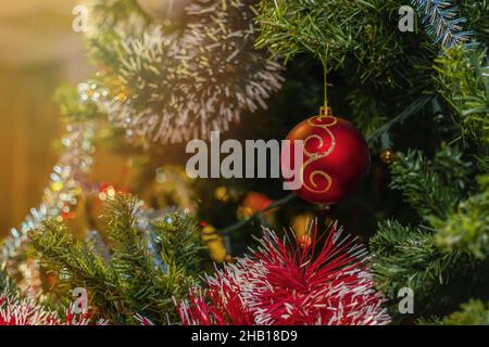 Cadre festif de la nouvelle année.Décorations de Noël : boules lumineuses, guirlande lumineuse et guirlande lumineuse Banque D'Images