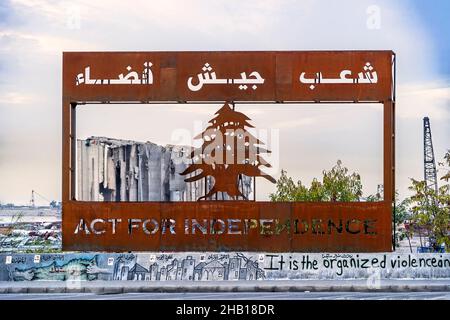 Beyrouth Liban - décembre 12 2021 : site d'explosion du port de Beyrouth avec monuments commémoratifs récents.Traduction : peuple, Armée, judiciaire Banque D'Images