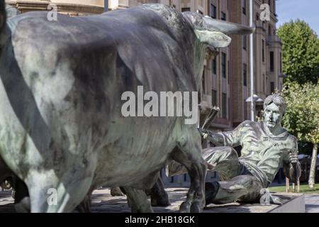 PAMPELUNE: ESPAGNE-AOÛT 5; 2021: Monument à la course des taureaux (encierro).Festival de San Fermin. Banque D'Images