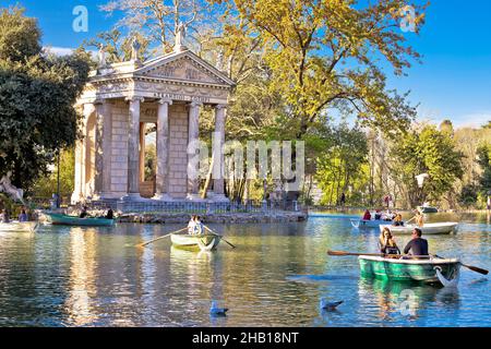 Rome, Italie, mars 25 2019 : Lac Laghetto Di Borghese et Temple d'Asclepius à Rome, capitale de l'Italie.Les gens appréciant dans la nature dans le célèbre touriste d Banque D'Images