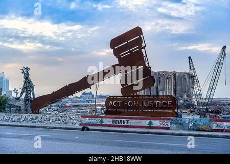 Beyrouth Liban - décembre 12 2021 : site d'explosion du port de Beyrouth avec monuments commémoratifs récents. Banque D'Images