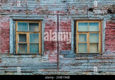 Deux fenêtres sur la façade du bâtiment historique urbain en bois, vue de face, Tallinn, Estonie Banque D'Images