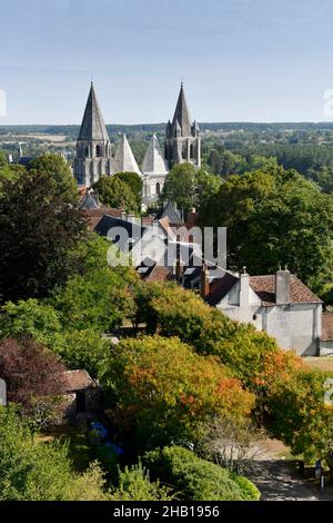 Loches (centre-ouest de la France) : vue d'ensemble de la ville et de la Collégiale de Saint-Ours Banque D'Images