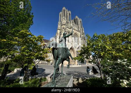 Reims (Nord-est de la France) : Cathédrale de Reims (« Cathédrale notre-Dame de Reims ») et statue équestre de Jeanne d'Arc. Cette cathédrale gothique est un ONU Banque D'Images