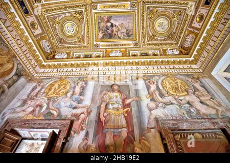 Rome, Italie, mars 25 2019: Le mausolée d'Hadrien ou Castel Sant Angelo à Rome vue majestueuse de l'art intérieur.Le célèbre monument est un cylindre imposant Banque D'Images