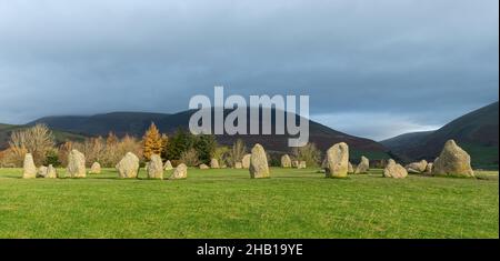 Vue panoramique sur le Castlerigg Stone Circle, un monument historique de Cumbria, pendant l'automne novembre tôt dans la matinée, Angleterre, Royaume-Uni Banque D'Images