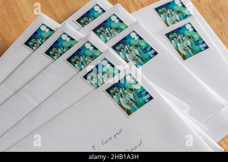 Cartes de Noël écrites, scellées dans des enveloppes avec des timbres-poste de Noël de classe 2nd, prêtes à être postées, Royaume-Uni.Dernier jour d'envoi le 18th décembre Banque D'Images