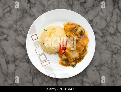 Poulet au curry et œuf chinois... cuisine japonaise, thaïlandaise, chinoise, coréenne, mongole et orientale. Banque D'Images