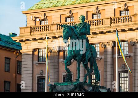 Stockholm, Suède - 26 décembre 2018 : vue à angle bas de la statue du roi Gustav II Adolf par Pierre Hubert l'Archeque sur la place Gustaf Adolf Banque D'Images