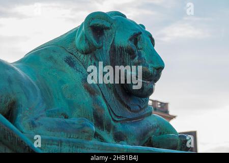 Une statue en bronze d'un lion égyptien sur le pont Norrbro à Stockholm, en Suède Banque D'Images