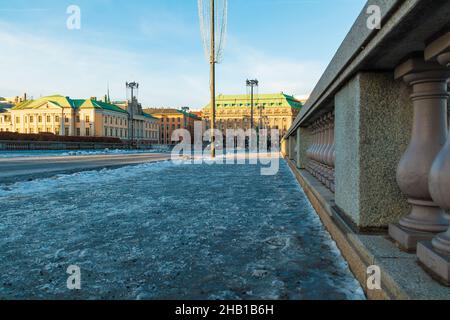 Stockholm, Suède - 26 décembre 2018 : vue à angle bas du pont Norrbro et des bâtiments historiques sur la place Gustaf Adolf, sous le soleil Banque D'Images