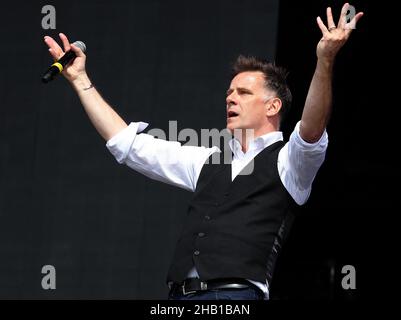 Photo du dossier datée du 13/07/13 de Ricky Ross, du groupe pop écossais Deacon Blue, qui a reporté leurs spectacles à venir, disant: «les gens ne devraient pas être invités à assister à des concerts tout de suite».Date d'émission : jeudi 16 décembre 2021. Banque D'Images