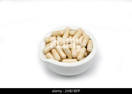 Comprimés de supplément de santé de glucose dans un bol blanc, NON coupé. Banque D'Images