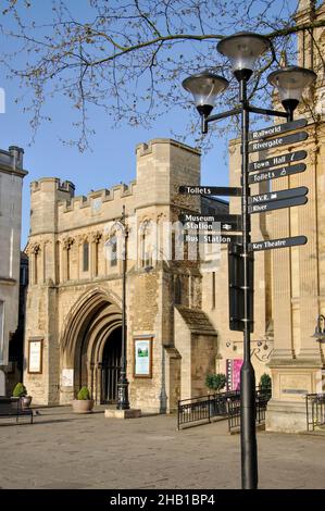 Norman Gate, Place de la Cathédrale, Peterborough, Cambridgeshire, Angleterre, Royaume-Uni Banque D'Images