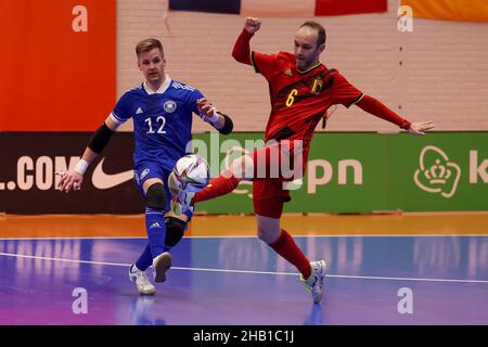 ZEIST, PAYS-BAS - DÉCEMBRE 16 : gardien de but Philipp Pless, d'Allemagne, Gabriel D?Angelo de Belgique, lors du tournoi international de Futsal entre la Belgique et l'Allemagne au campus de KNVB le 16 décembre 2021 à Zeist, pays-Bas (photo de Marcel ter Bals/Orange Pictures) Banque D'Images