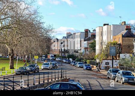 Maisons résidentielles privées exclusives sur Kew Green lors d'un hivers ensoleillé ouest de Londres Angleterre Royaume-Uni Banque D'Images