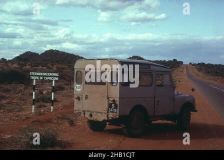 Véhicule d'aventure terrestre de type Landrover au Tropic de Capricorne panneau Steenbokskeerkring, Afrique du Sud 1964 Banque D'Images