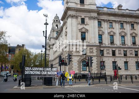 En faveur de l'Union européenne (UE), les militants anti-Brexit détiennent des pancartes à côté d'une bannière à Westminster, dans le centre de Londres. Banque D'Images