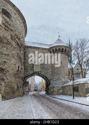 La Grande porte côtière, la tour Fat Margaret et la rue Pikk en hiver enneigé, la vieille ville de Tallinn, Estonie Banque D'Images