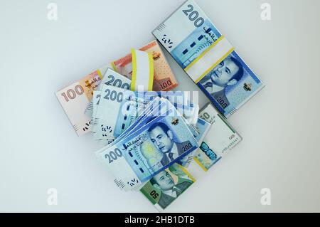 Piles d'argent.200, 100 et 50 dirhamss marocains.3D illustration. Banque D'Images