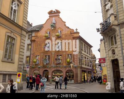 Personnes avec des masques en face de Christian café décoré pour la célèbre capitale de Noël Banque D'Images