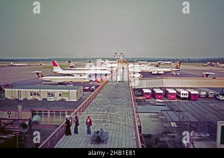 Terminal sud de l'aéroport de Londres Gatwick, British Airtours, avions britanniques Caledonian, début des années 1970 Banque D'Images