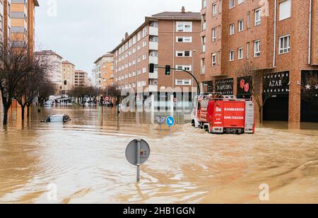 Pampelune, Espagne - 10 décembre 2021 - les moteurs d'incendie traversent la zone inondée. Banque D'Images