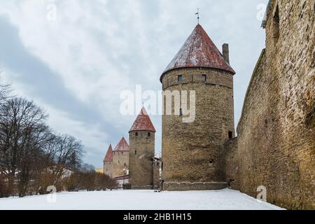 Vue panoramique sur les murs et les tours de la vieille ville de Tallinn en hiver enneigé, Estonie Banque D'Images