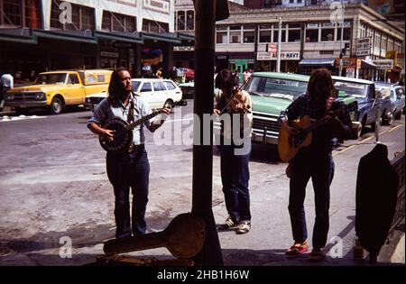 Musiciens de rue de bus Californie, Etats-Unis, 1977 éventuellement San Francisco Banque D'Images