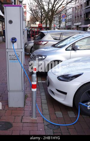 Hanovre, Allemagne - 4 décembre 2021 : parking électrique à la station de charge publique EV sur la rue City Banque D'Images