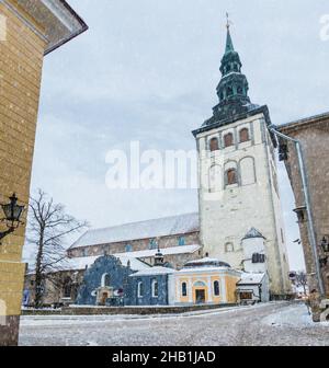 Vue à angle bas de l'église Saint-Nicolas en hiver enneigé, vieille ville de Tallinn, Estonie Banque D'Images