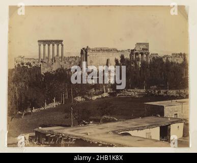 Balbek: Vue de l'Acropole, Felix Bonfils, Français, 1831-1885, photographie d'argent d'albumine,Après 1867, feuille: Hauteur: 10 po, Acropole, archéologie, architecture, Athènes,Noir et blanc, classique, Grèce, photo, ruines Banque D'Images