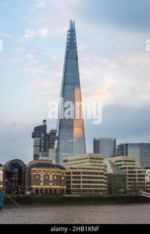 Vue nocturne sur la Tamise, depuis Sugar Quay, sur le Shard et sur les gratte-ciel de Londres. Londres, Angleterre, Royaume-Uni Banque D'Images