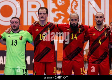 ZEIST, PAYS-BAS - DÉCEMBRE 16 : gardien de but sèche Vrancken de Belgique, Joren Paulus de Belgique, Soufian El Fakiri de Belgique, Omar Rahou de Belgique pendant le match international du Futsal masculin entre la Belgique et l'Allemagne au campus KNVB le 16 décembre 2021 à Zeist, pays-Bas (photo de Marcel ter Bals/Orange Pictures) Banque D'Images