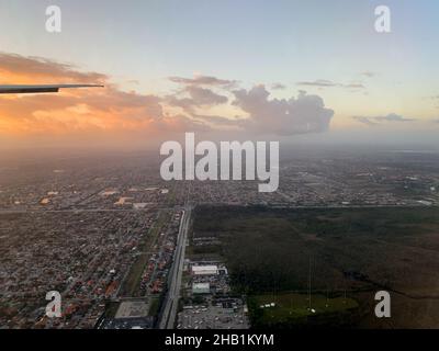 Miami, États-Unis.16th décembre 2021.(NOUVEAU) vue aérienne de la ville de Miami .16 décembre 2021, Miami, Floride, États-Unis: La vue aérienne de la ville de Miami près de l'aéroport international de Miami le jeudi matin (16).Credit: Niyi Fote /Thenews2 (Foto: Niyi Fote/TheNews2/Zumapress) (Credit image: © Niyi Fote/TheNEWS2 via ZUMA Press Wire) Banque D'Images