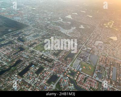 Miami, États-Unis.16th décembre 2021.(NOUVEAU) vue aérienne de la ville de Miami .16 décembre 2021, Miami, Floride, États-Unis: La vue aérienne de la ville de Miami près de l'aéroport international de Miami le jeudi matin (16).Credit: Niyi Fote /Thenews2 (Foto: Niyi Fote/TheNews2/Zumapress) (Credit image: © Niyi Fote/TheNEWS2 via ZUMA Press Wire) Banque D'Images