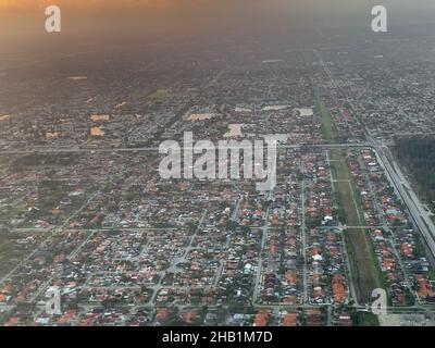 Miami, États-Unis.16th décembre 2021.(NOUVEAU) vue aérienne de la ville de Miami .16 décembre 2021, Miami, Floride, États-Unis: La vue aérienne de la ville de Miami près de l'aéroport international de Miami le jeudi matin (16).Credit: Niyi Fote /Thenews2 (Foto: Niyi Fote/TheNews2/Zumapress) (Credit image: © Niyi Fote/TheNEWS2 via ZUMA Press Wire) Banque D'Images