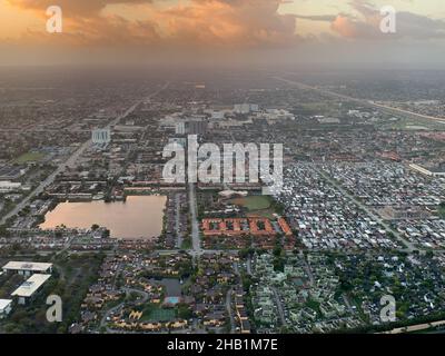 Miami, États-Unis.16th décembre 2021.(NOUVEAU) vue aérienne de la ville de Miami .16 décembre 2021, Miami, Floride, États-Unis: La vue aérienne de la ville de Miami près de l'aéroport international de Miami le jeudi matin (16).Credit: Niyi Fote /Thenews2 (Foto: Niyi Fote/TheNews2/Zumapress) (Credit image: © Niyi Fote/TheNEWS2 via ZUMA Press Wire) Banque D'Images