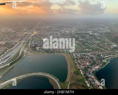 Miami, États-Unis.16th décembre 2021.(NOUVEAU) vue aérienne de la ville de Miami .16 décembre 2021, Miami, Floride, États-Unis: La vue aérienne de la ville de Miami près de l'aéroport international de Miami le jeudi matin (16).Credit: Niyi Fote /Thenews2 (Foto: Niyi Fote/TheNews2/Zumapress) (Credit image: © Niyi Fote/TheNEWS2 via ZUMA Press Wire) Banque D'Images