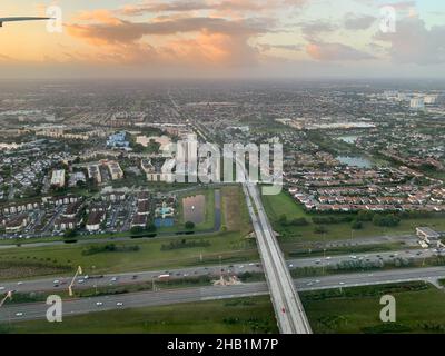 Miami, États-Unis.16th décembre 2021.(NOUVEAU) vue aérienne de la ville de Miami .16 décembre 2021, Miami, Floride, États-Unis: La vue aérienne de la ville de Miami près de l'aéroport international de Miami le jeudi matin (16).Credit: Niyi Fote /Thenews2 (Foto: Niyi Fote/TheNews2/Zumapress) (Credit image: © Niyi Fote/TheNEWS2 via ZUMA Press Wire) Banque D'Images