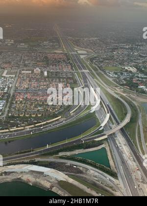 Miami, États-Unis.16th décembre 2021.(NOUVEAU) vue aérienne de la ville de Miami .16 décembre 2021, Miami, Floride, États-Unis: La vue aérienne de la ville de Miami près de l'aéroport international de Miami le jeudi matin (16).Credit: Niyi Fote /Thenews2 (Foto: Niyi Fote/TheNews2/Zumapress) (Credit image: © Niyi Fote/TheNEWS2 via ZUMA Press Wire) Banque D'Images