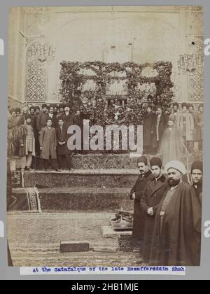 Au Catafalque de la fin Mozaffar al-DIN Shah, l'une des 274 photographies de Vintage, photographie d'argent d'albumine, 1906, Qentra, période de Qentra,8 3/16 x 6 3/16 po, 20,8 x 15,7 cm, arabe, audience, cérémonie, décès,Fleurs, funérailles, Iran, chef, hommes,Moyen-Orient, mosquée, Perse, tapis persan, photographie,Photographie, procession, Shah, escaliers, turban Banque D'Images