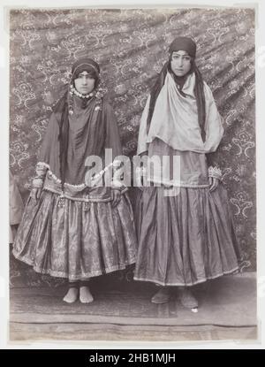 Deux femmes en costume tribal, éventuellement Antoin Sevruguin, photographie d'argent d'albumine, fin du 19th siècle, Qajar,Période Qentra, 7 3/8 x 5 1/2 po, 18,7 x 14,0 cm, 19th siècle, costume, mode historique, Iran,Bijoux, Moyen-Orient, Perse, photographie, portrait,sevruguin, tribal, femmes Banque D'Images