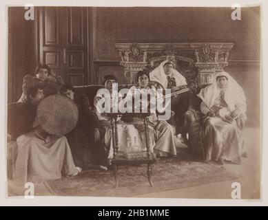 Portrait de groupe des femmes jouant des instruments de musique, photographie d'argent d'albumine, fin du 19th siècle, Qentra, période de Qentra,6 3/16 x 8 1/16 po, 15,7 x 20,5 cm Banque D'Images