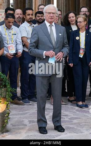 EXPO 2020 DUBAI, le 16 décembre 2021 le roi Carl XVI Gustaf de Suède rencontre le personnel de la route suédoise d'exposition forestière, Dubai South Jebel Ali, Dubai, Émirats arabes Unis, Eleanor Hoad Banque D'Images